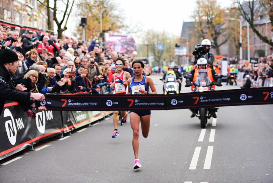 Letenesebet holdt en snittfart på 2.57 da hun vant det 15 km lange Zevenheuvelenloop på 44.20. (Foto: arrangøren) Letenesebet holdt en snittfart på 2.57 da hun vant det 15 km lange Zevenheuvelenloop på 44.20. (Foto: arrangøren)