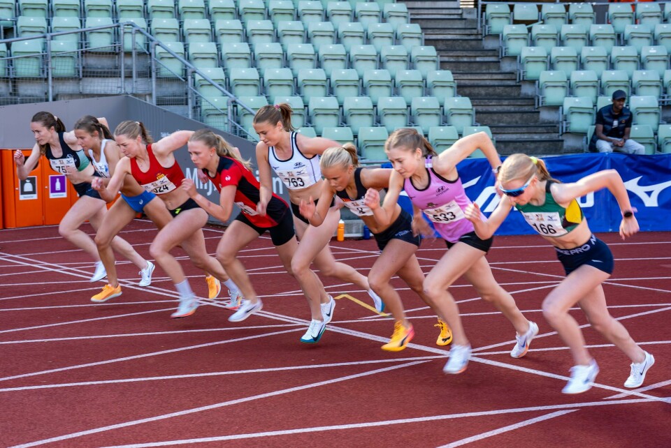 Starten for 1500 m kvinner er akkurat gått. (Foto: Samuel Hafsahl) Starten for 1500 m kvinner er akkurat gått. (Foto: Samuel Hafsahl)