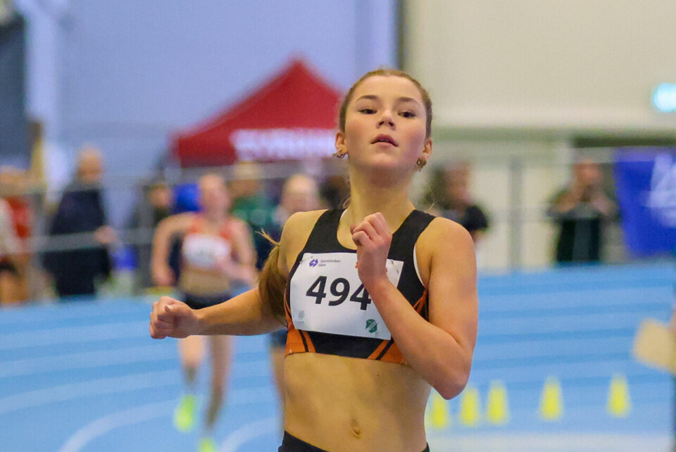 Wilma Hollås Hamborg fra Utleira IL løp over målstreken over fem sekunder foran sine to nærmeste konkurrenter i J15. (Foto: Martin Hauge-Nilsen) Wilma Hollås Hamborg (15) var helt i en klasse for seg på 800 meter. Utleira-jenta er minst like stor favoritt på søndagens 1500 meter.