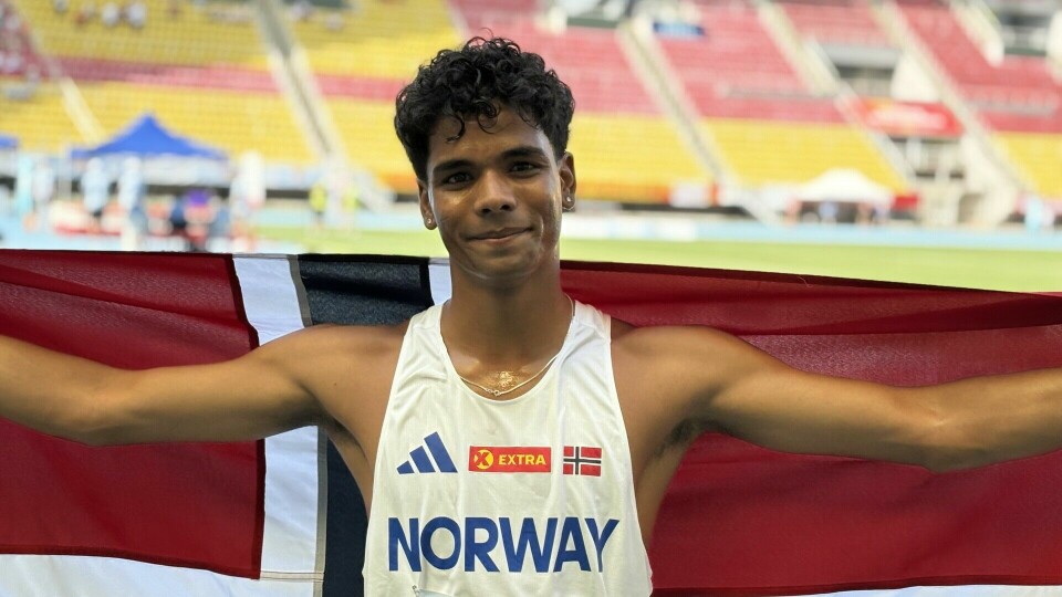 Haakon Kamlesh Heltzer Sørstad med det norske flagget etter ha sikret Norges andre distanse-gull i EYOF i Skopje lørdag formiddag. (Foto: Erlend Sande) Haakon Kamlesh Heltzer Sørstad med det norske flagget etter ha sikret Norges andre distanse-gull i EYOF i Skopje lørdag formiddag. (Foto: Erlend Sande)