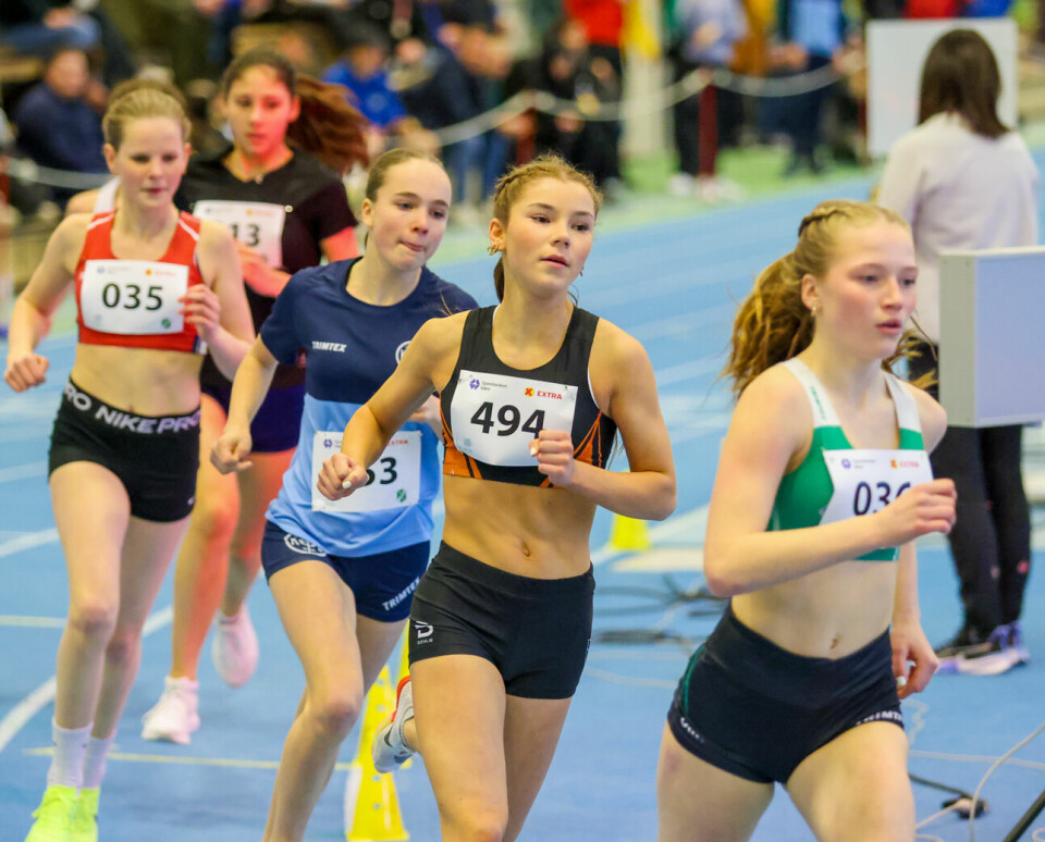 Gull for halv maskin til Wilma Hollås Hamborg på 800 m Seks jenter i 800 m-feltet i 15-årsklassen med Aase Ulstein i front fra start.jpg