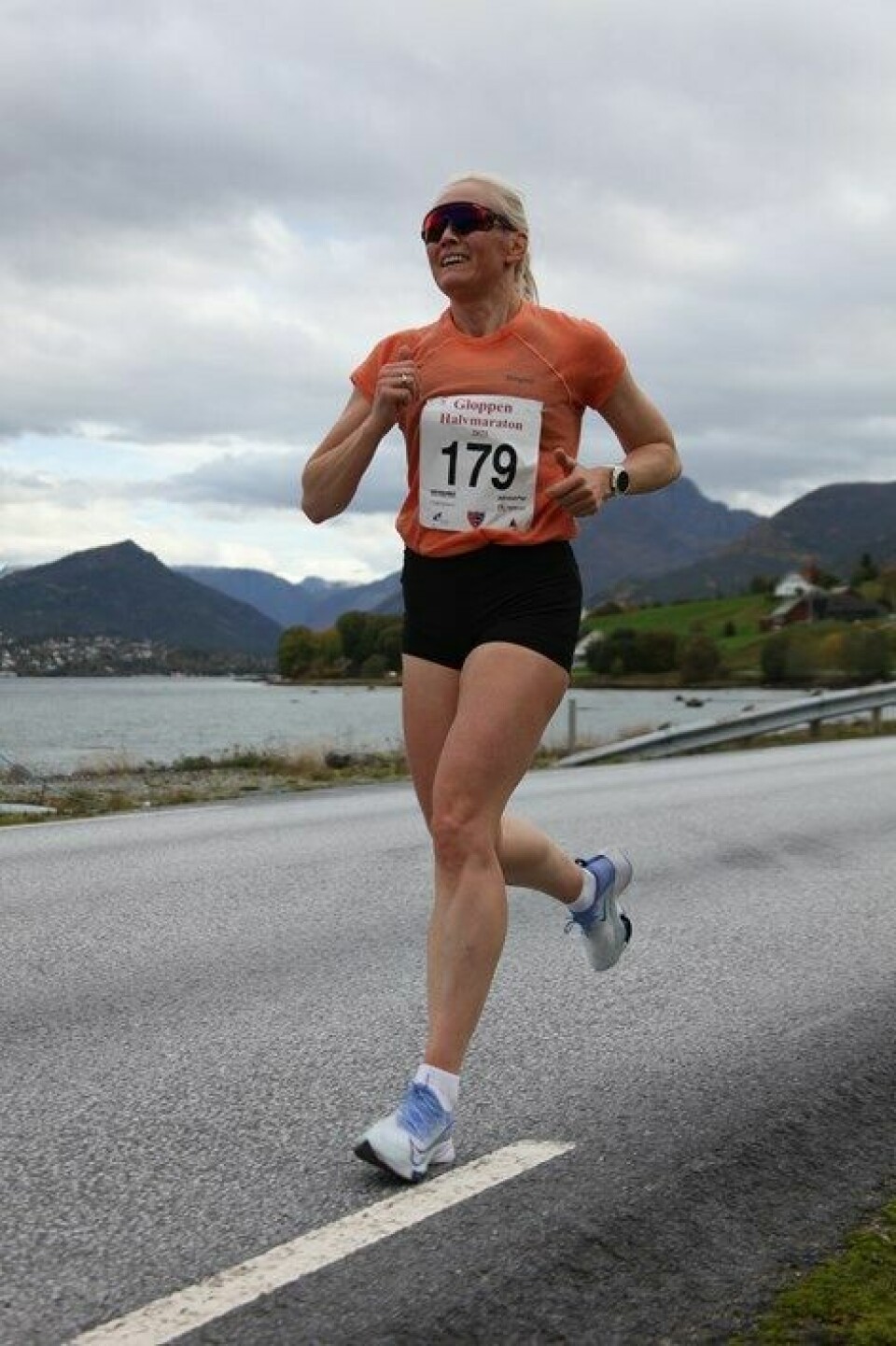 122 fullførte Gloppen Halvmaraton under fine forhold Siv Grethe Berge Hoff.jpg