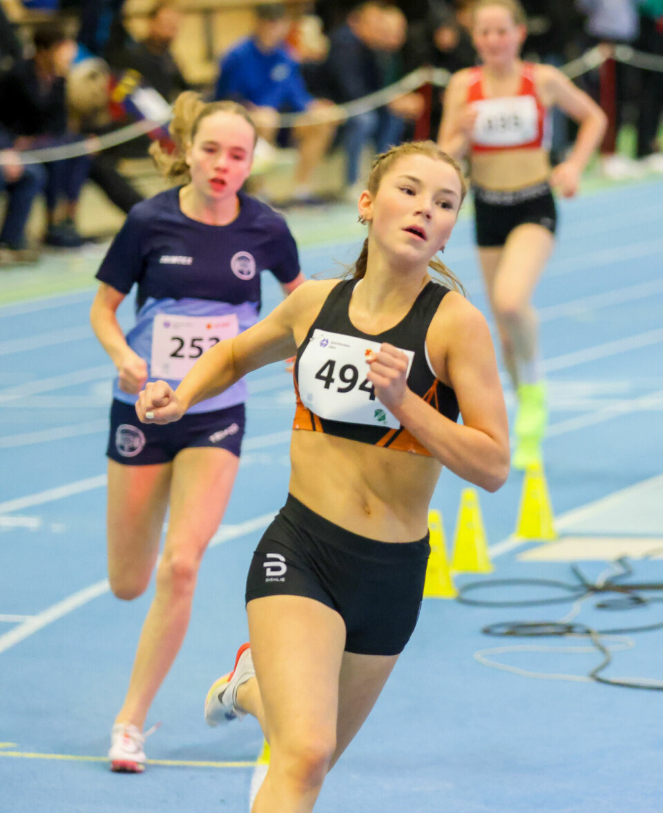 Gull for halv maskin til Wilma Hollås Hamborg på 800 m Ava Viktoria Sætnan Valio fra IL Koll (253) var den som greide å følge Wilma Hollås Hamborg lengst.jpg