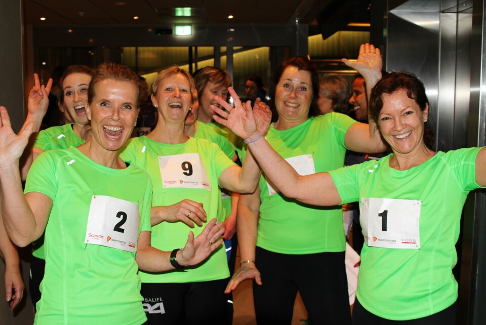 De grønne kvinnene fra 24Fitclub Lilelstrøm og Skedsmokorset er klare for 200 trappetrinn opp til øverste etasje på Scandic Portalen. (Foto: Olav Engen) De grønne kvinnene fra 24Fitclub Lilelstrøm og Skedsmokorset er klare for 200 trappetrinn opp til øverste etasje på Scandic Portalen. (Foto: Olav Engen)