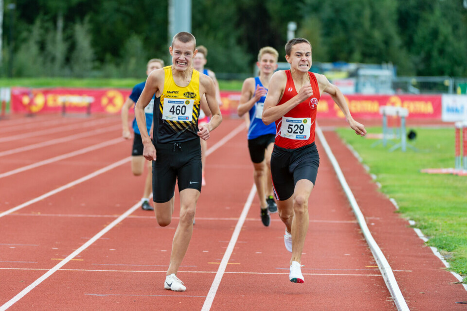 Dagens sensasjon. Casper Granheim Åkvik og Sigurd Egeland Valseth spurter om heatseier i heat 2. Det ble sensasjonelt gull og sølv. (Foto: Samuel Hafsahl) Dagens sensasjon. Casper Granheim Åkvik og Sigurd Egeland Valseth spurter om heatseier i heat 2. Det ble sensasjonelt gull og sølv. (Foto: Samuel Hafsahl)