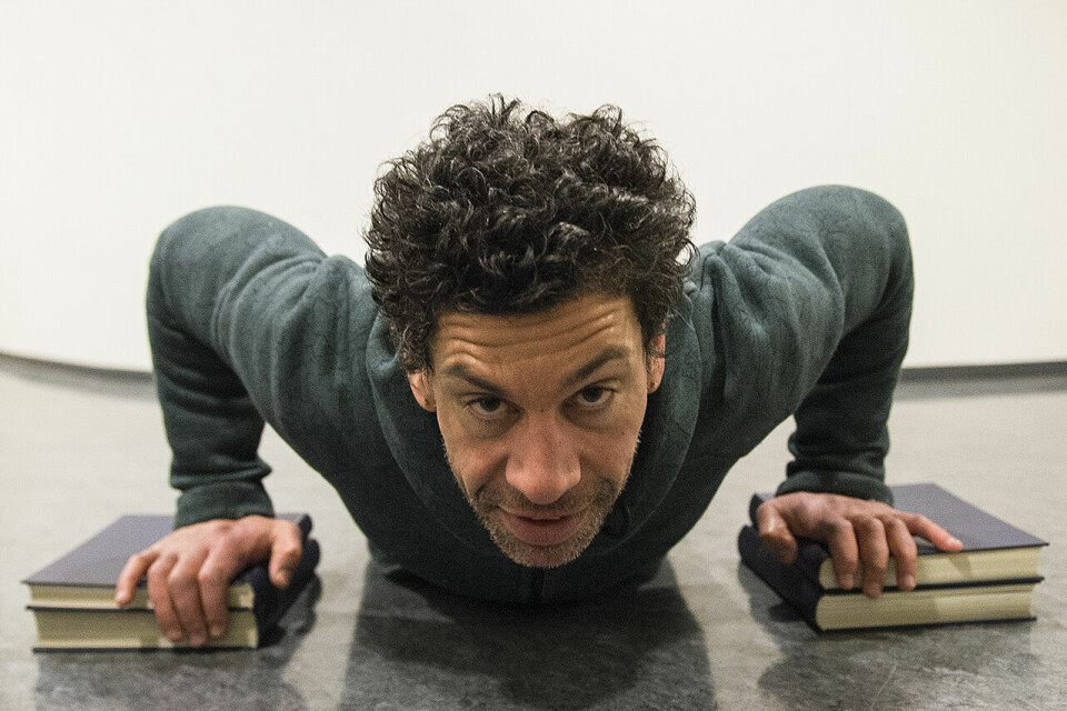 Yngvar Andersen demonstrerer treningsøvelser man enkelt kan gjøre hjemme. (Alle foto: Bjørn Johannessen) Yngvar Andersen demonstrerer treningsøvelser man enkelt kan gjøre hjemme. (Alle foto: Bjørn Johannessen)