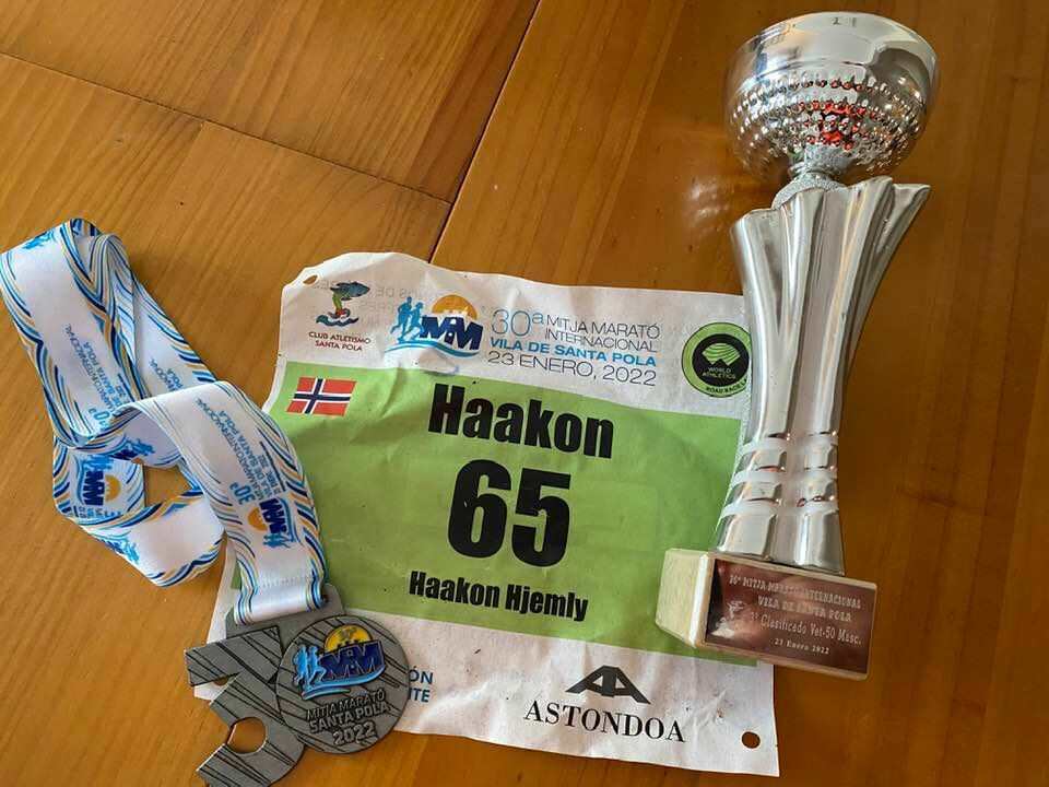 Kristian Ulriksen raskest av de 29 norske i Santa Pola halvmaraton Santa-Pola-medalje-nummer-pokal.jpg