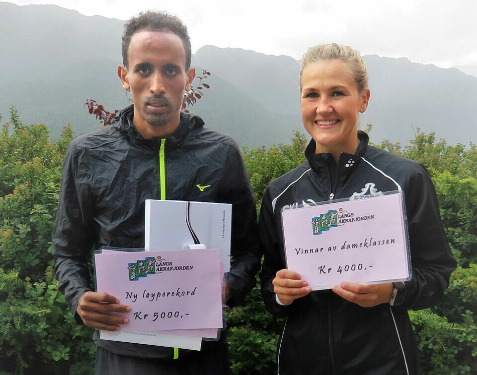 Okubamichael Fissehatsion og Pernilla Epland kom rett fra NM i Byrkjelo i 2018 som 10000 m-vinnere og satte sterke løyperekorder i Langs Åkrafjorden. (Foto: Olav Samland) Okubamichael Fissehatsion og Pernilla Epland kom rett fra NM i Byrkjelo i 2018 som 10000 m-vinnere og satte sterke løyperekorder i Langs Åkrafjorden. (Foto: Olav Samland)