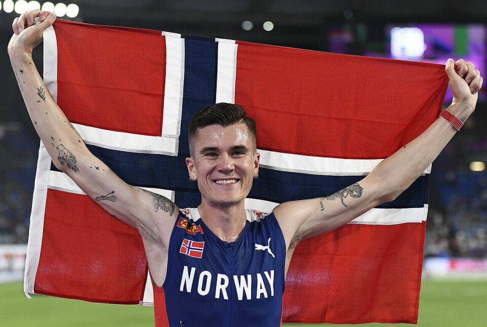 Jakob Ingebrigtsen tok sin tredje EM-tittel på 5000 meter etter et vel gjennomført løp. (Alle foto: Bjørn Johannesen) jakob Ingebrigtsen med flagg