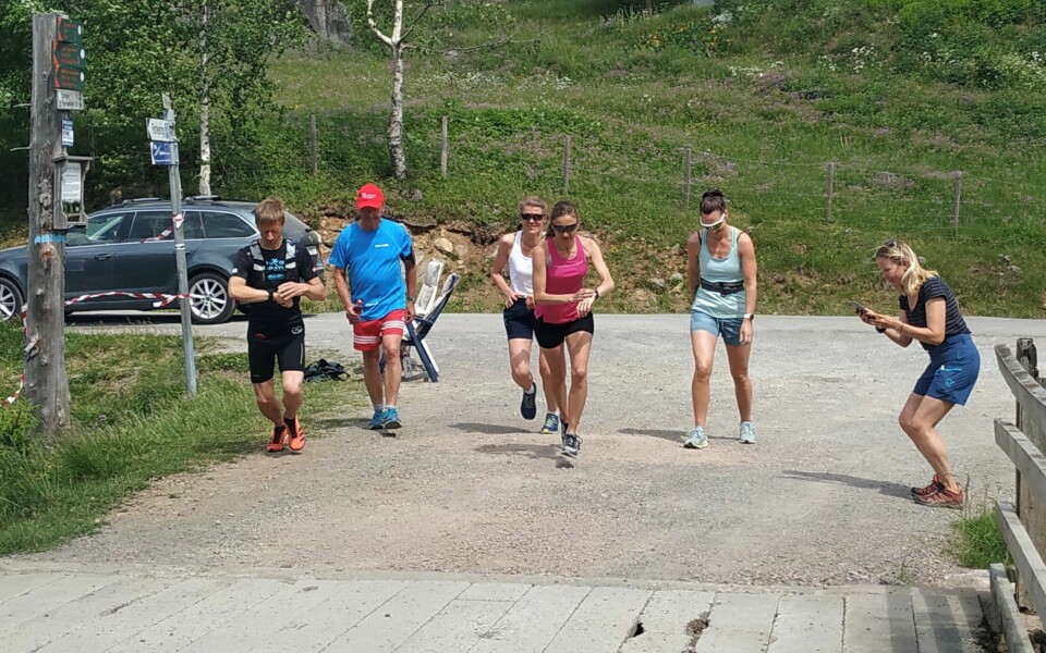 Kondistreninga Harestua klar for Myllavannet rundt. Fra venstre Anders Nordby, Åge Lindahl, Lise Wirstad Dynna, Hanne Vigander, Katinka Yri og tidtaker Anne Woldmo. Kondistreninga Harestua klar for Myllavannet rundt. Fra venstre Anders Nordby, Åge Lindahl, Lise Wirstad Dynna, Hanne Vigander, Katinka Yri og tidtaker Anne Woldmo.