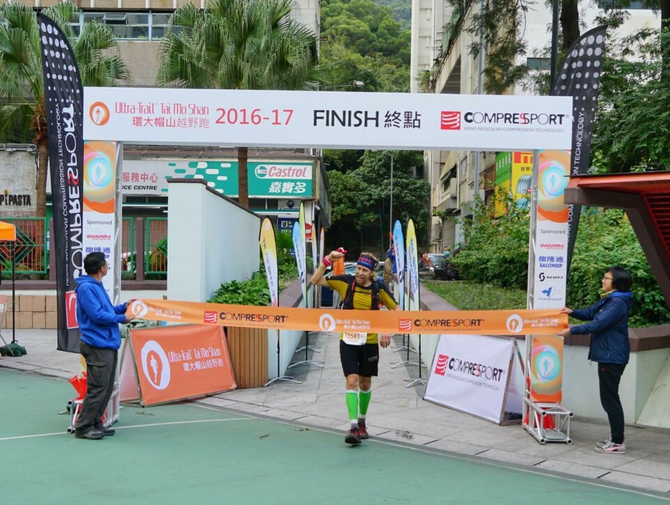 Sondre Amdahl løper i mål som vinner i TTF (foto: Ultra-Trail® Tai Mo Shan). Sondre Amdahl løper i mål som vinner i TTF (foto: Ultra-Trail® Tai Mo Shan).