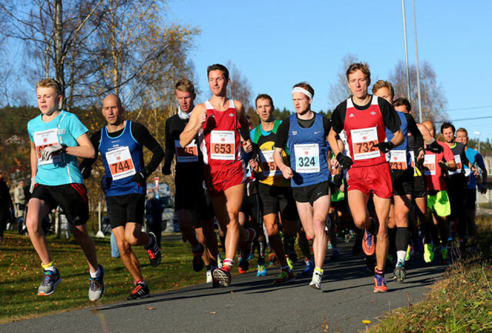 Starten for halvmaratonløpet har gått, og de gutta som var først i mål, er allerede å finne langt fram i feltet. (Foto: Bjørn Hytjanstorp) Starten for halvmaratonløpet har gått, og de gutta som var først i mål, er allerede å finne langt fram i feltet. (Foto: Bjørn Hytjanstorp)