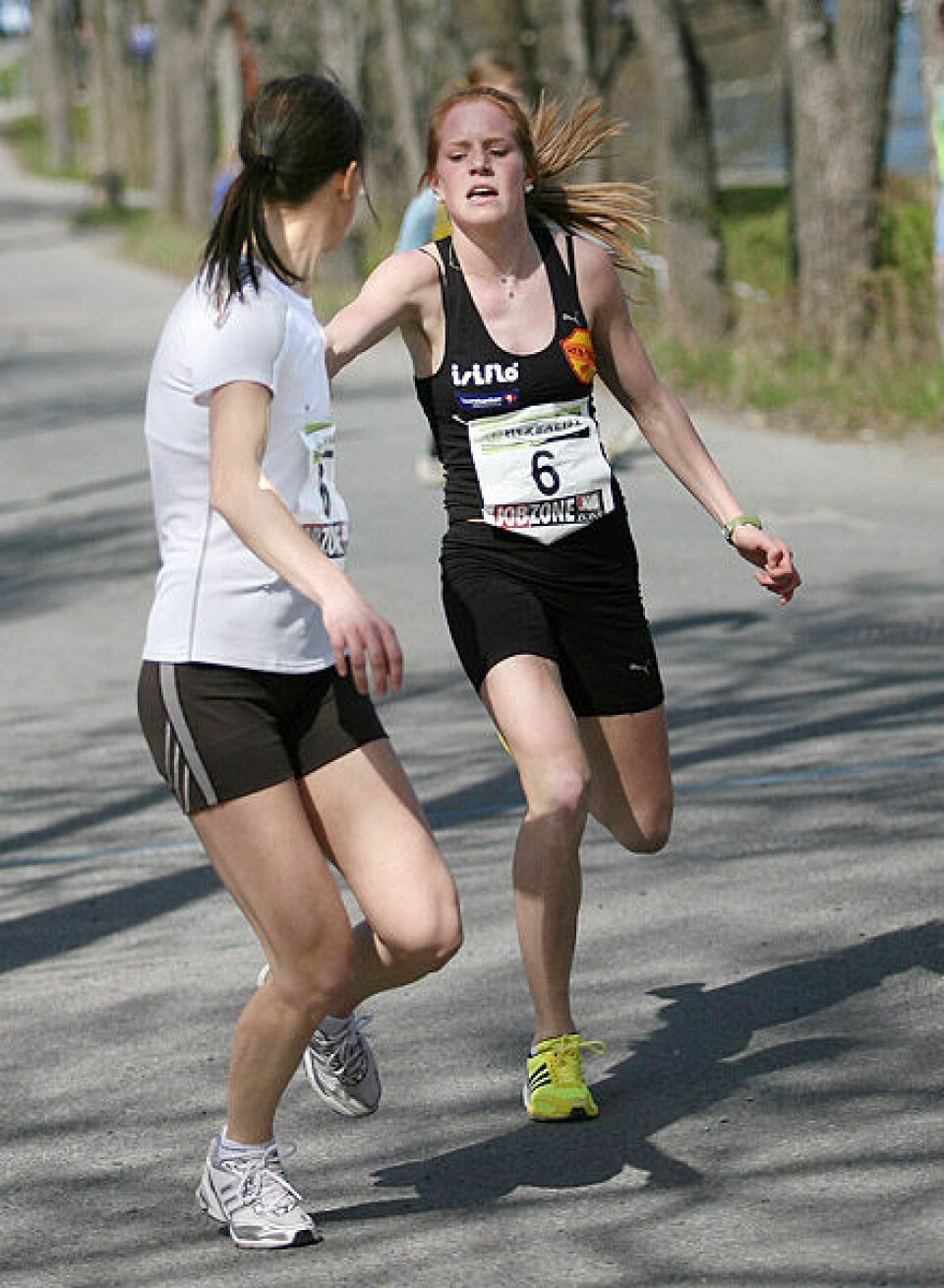 Holmenkollstafetten: Tjalve og Vidar Damer_elite_femte_veksl_Ren-Eng_IMG_9536