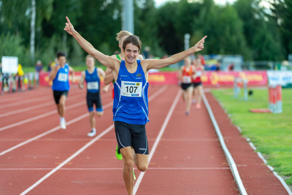 UM 2020: Casper Granheim Åkvik sjokkvant G15 mens Philip Morken vant G16 på 800 meter G16_800m_Heat2_Philip Morken_Mål_DSC9820.jpg