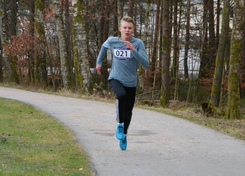 Simen Koland og Inger Saanum raskest på 10 km i Mandal Brede_Bang_Braadland_rett_før_mål.jpg