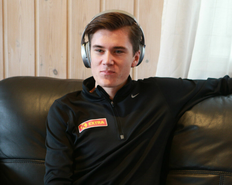 Jakob Ingebrigtsen slapper av før start i klubbhuset til Holeværingen. (Foto: Kjell Vigestad) Jakob Ingebrigtsen slapper av før start i klubbhuset til Holeværingen. (Foto: Kjell Vigestad)