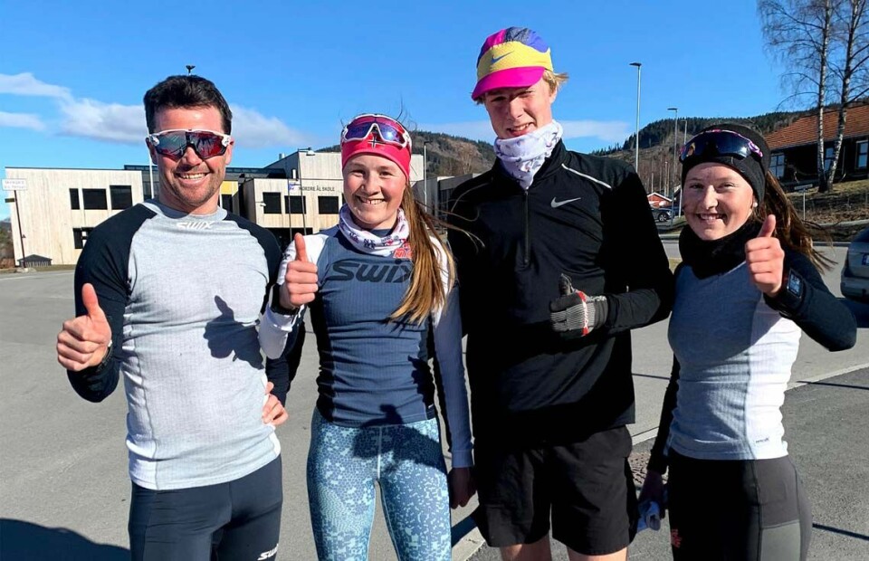 NTG langrenn brukte det virtuelle Kringsjåløpet som en aktiv treningsøkt. Trener Per Ola Gasmann til venstre sammen med tre av sine elever, Mille Marie Storlien, Oliver Brandvol og Julie Jeistad. (Foto: Finn Olsen) NTG langrenn brukte det virtuelle Kringsjåløpet som en aktiv treningsøkt. Trener Per Ola Gasmann til venstre sammen med tre av sine elever, Mille Marie Storlien, Oliver Brandvol og Julie Jeistad. Alle har gode erfaringer med Sørdalskarusellen. Brandvol vant klassen M 16 – 19 år tiden 8:44, mens Storlien og Jeistad løp inn til samme tid 10:14 og ble delt vinnere av klasse K 16 – 19 år. Foto Finn Olsen