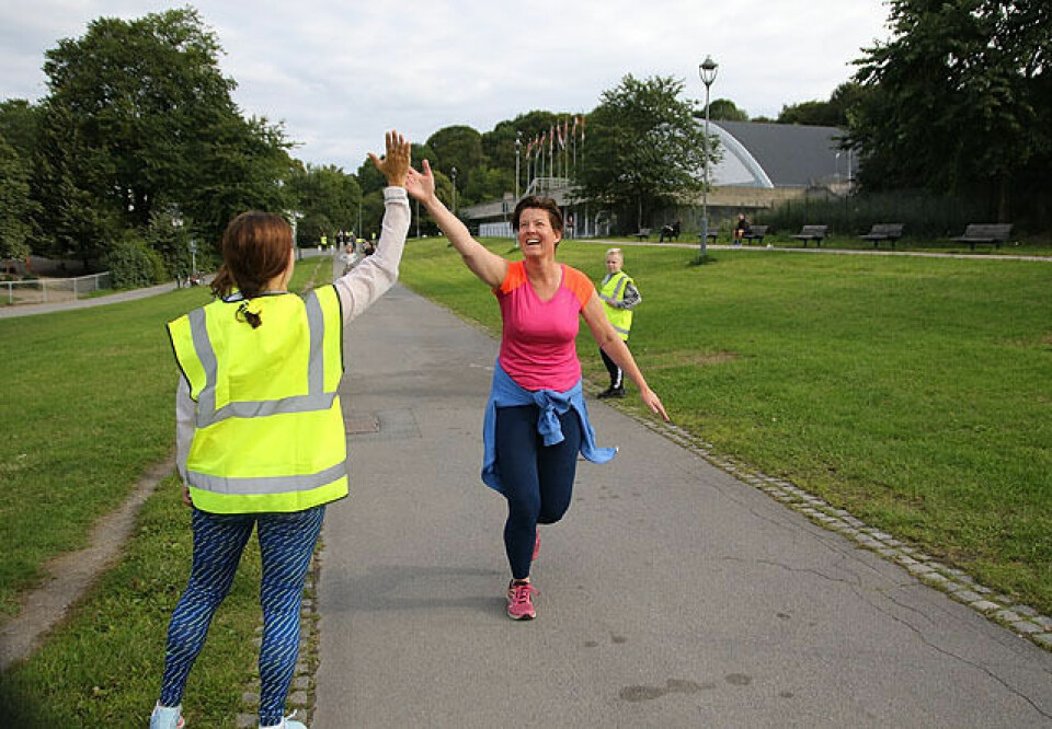 Tøyen Parkrun debuterte med kjempesuksess! High_five_rosaoransj_IMG_8370.jpg