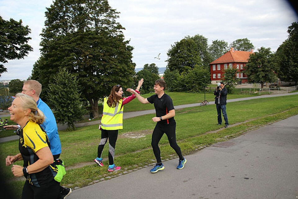 Tøyen Parkrun debuterte med kjempesuksess! High_five_sort_IMG_8361.jpg