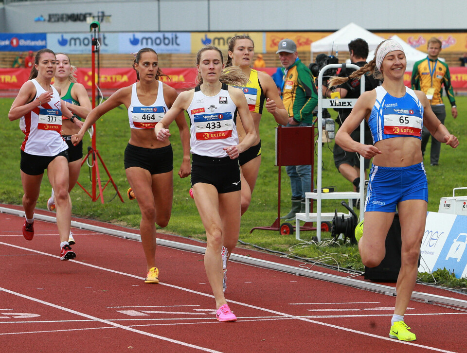 Anniken Årebrot smilende over mål foran Hedda Hynne i dagens andre forsøksheat på 800 m. (Foto: Kjell Vigestad) Anniken Årebrot smilende over mål foran Hedda Hynne i dagens andre forsøksheat på 800 m. (Foto: Kjell Vigestad)