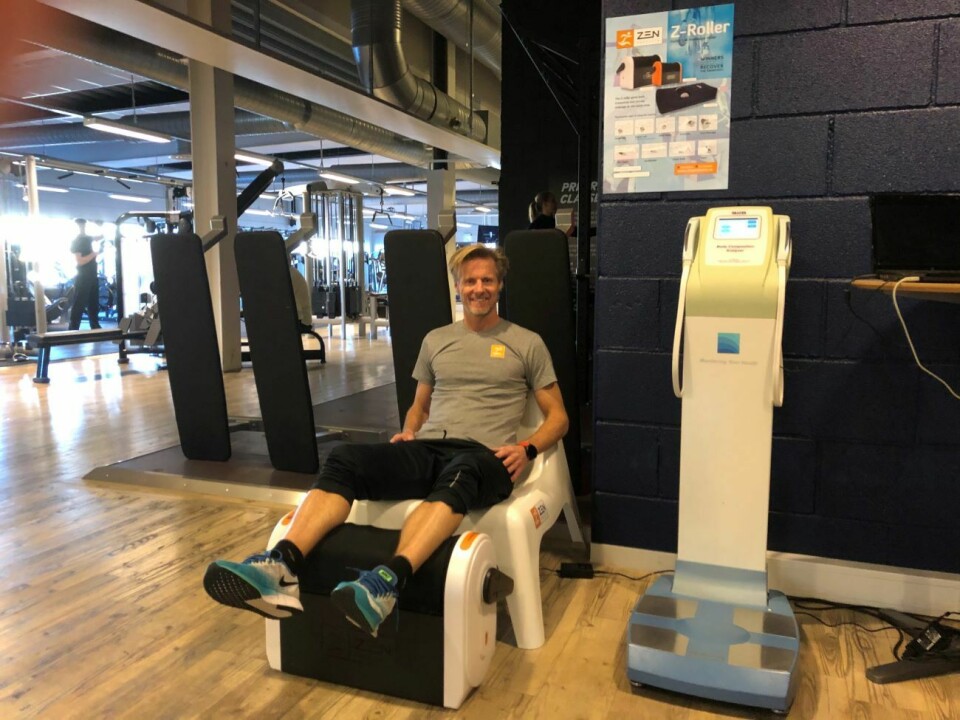 Selvdrevet massasjerulle: Gründer Jan Gisle Berger sitter med beina over sitt selvutviklede massasjeapparat, Z-rolleren, og får massasje. Endelig har han vitenskaplige resultater å vise til. (Foto: Zen Products) Gründer Jan Gisle Berger sitter på en stol med beina over sitt selvutviklede massasjeapparat, Z-rolleren