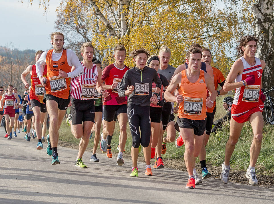 Henrik Ingebrigtsen og Meraf Bahta vant Hytteplanmila under ideelle forhold 3km_Karoline_B_Groevdal_pakket_inn_av_menn_Foto_OASchlytter_35.jpg