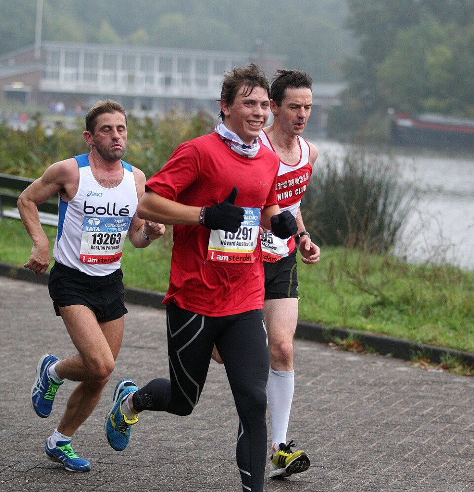 18-åringen Håvard Austevoll fra Bergen ble beste norske maratonløper i Amsterdam, men det var ikke debuten på distansen for årets norgesmester på halvmaraton i U23-klassen. Han løp Oslo Maraton i fjor på 2.52.54 som 17-åring. Nå gikk det nesten 10 minutter fortere, og 2.43.45 er hans nye pers. 18-åringen Håvard Austevoll fra Bergen ble beste norske maratonløper i Amsterdam, men det var ikke debuten på distansen for årets norgesmester på halvmaraton i U23-klassen. Han løp Oslo Maraton i fjor på 2.52.54 som 17-åring. Nå gikk det nesten 10 minutter fortere, og 2.43.45 er hans nye pers.