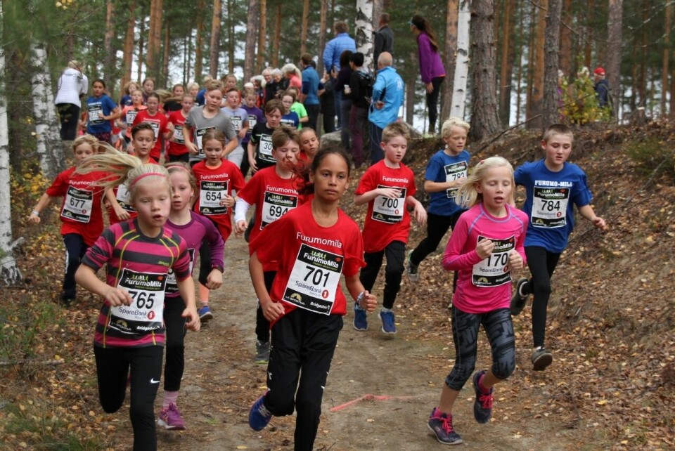 Runa og Okubamichael vant rekordstort Furumomila IMG_3612_1,5km_mange_røde (1280x854).jpg