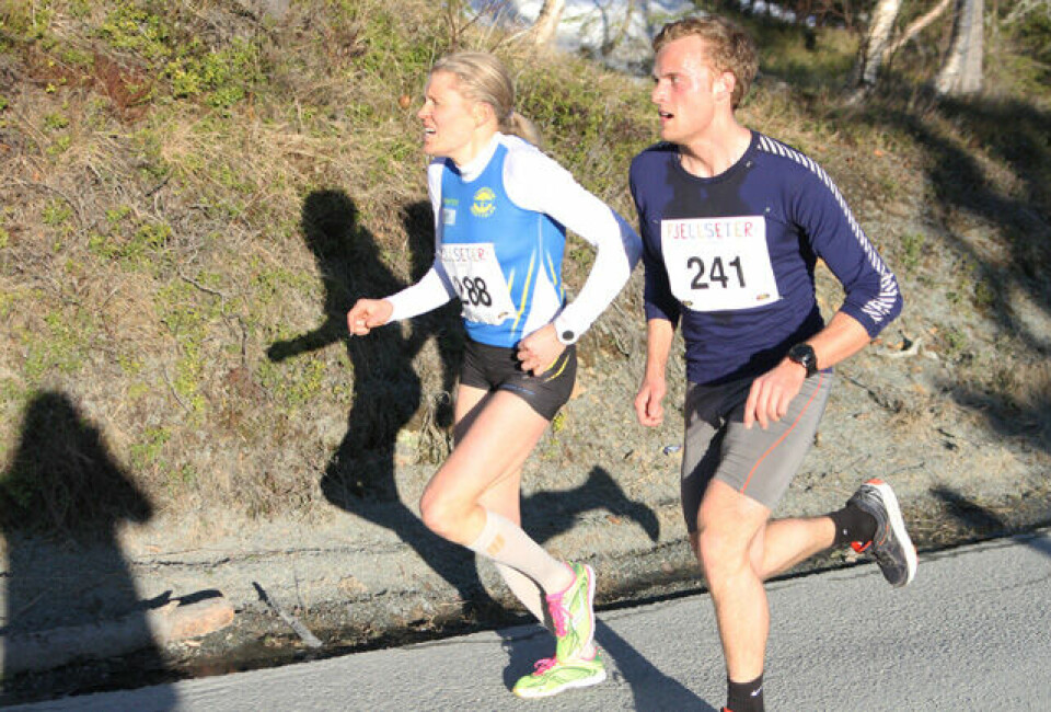 Damevinner: Anne Nevin, Strindheim, i innspurten mot nok en seier i Fjellseterløpet på ny løyperekord 34:18. En forbedring på 10 sekunder av hennes egen rekord fra 2014 og over minuttet raskere enn hennes egen vinnertid i fjor 35:41. Nr 241 er Geir Olav Roset, NTNUI Langrenn, som fikk tiden 34:16 (Foto: Sol Haugen) Damevinner: Anne Nevin, Strindheim, i innspurten mot nok en seier i Fjellseterløpet på ny løyperekord 34:18. En forbedring på 10 sekunder av hennes egen rekord fra 2014 og over minuttet raskere enn hennes egen vinnertid i fjor 35:41. Nr 241 er Geir Olav Roset, NTNUI Langrenn, som fikk tiden 34:16 (Foto: Sol Haugen)