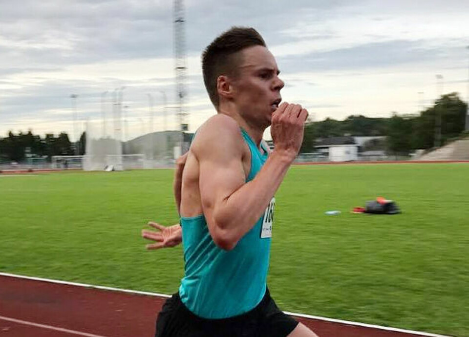 Erik Lomås har hatt litt av et comeback på løpebanen denne sesongen. Her spurter han inn til seier og 30.21,45 på Stadionmila i Kristiansand. (Foto: arrangøren) Erik Lomås har hatt litt av et comeback på løpebanen denne sesongen. Her spurter han inn til seier og 30.21,45 på Stadionmila i Kristiansand. (Foto: arrangøren)