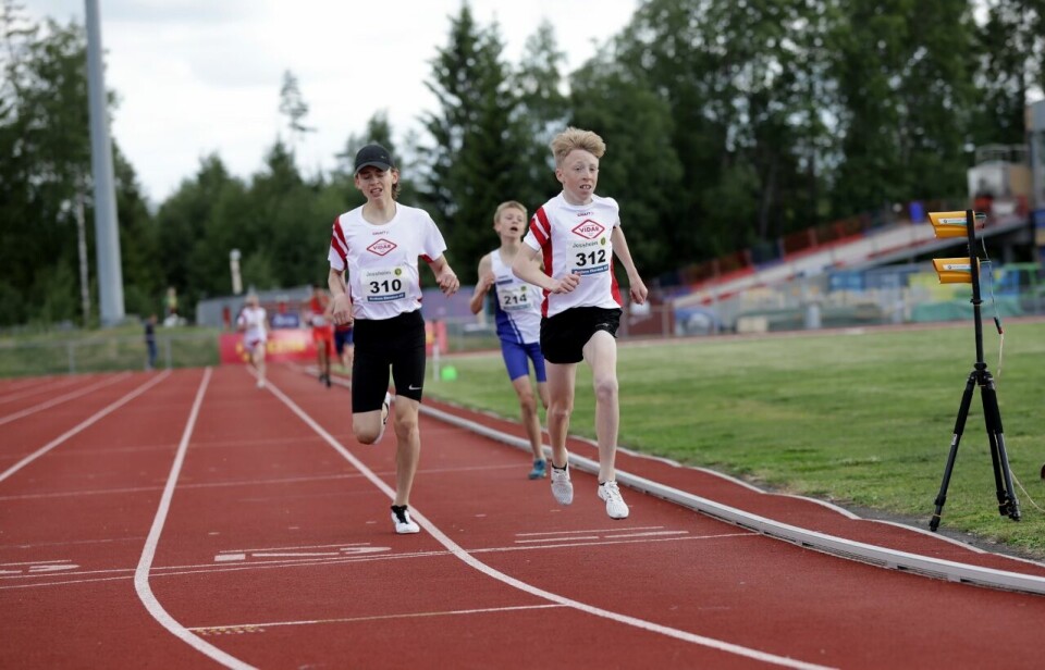 Even Brøndbo Dahl og Amalie Sæten vant 1500 meter på Jessheim Sondre_Strande_Omland_spurtslår_Iver_Hjelbak-Eriksen.jpg