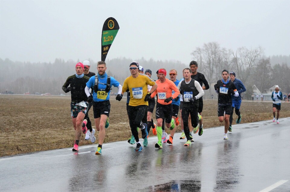 Rask løpsfest i snøvær i Grue Halvmaraton Fartsholder 1.20.jpg