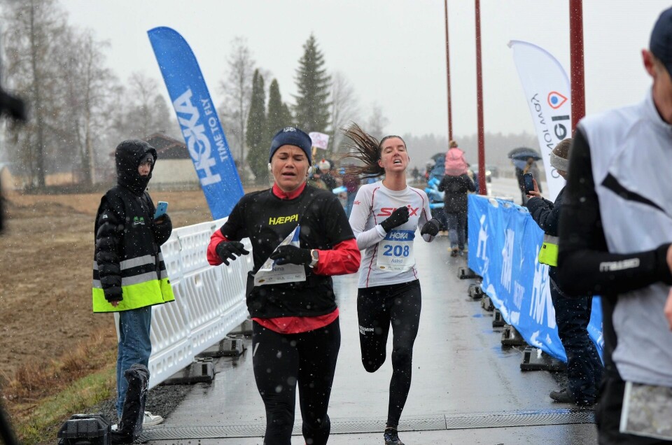 Rask løpsfest i snøvær i Grue Halvmaraton Nina J¢rgensen og Astrid Skyrud.jpg