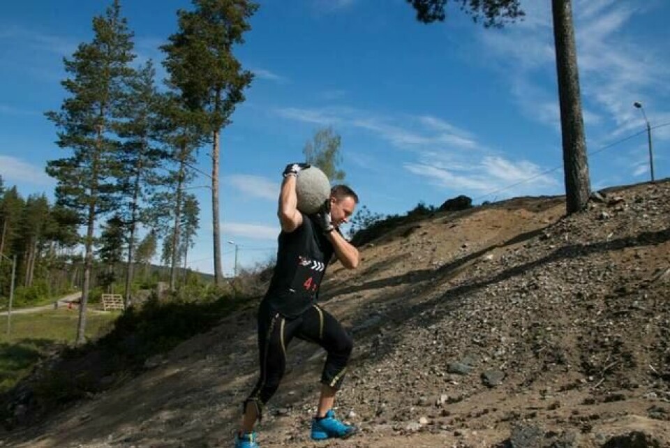 X-Run i strålende sol på Eidsvoll 2015.06.13_XRUN_Atlas stone_FOTO_Magnus Ødegård.jpg