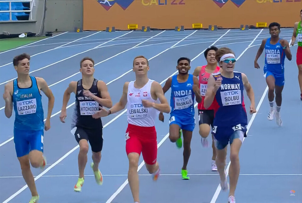 'De tre beste i hvert heat gikk direkte til finalen, og Ole Jakob Solbu løp i mål på en trygg andreplass. (Foto: fra World Athletics streaming) 'De tre beste i hvert heat gikk direkte til finalen, og Ole Jakob Solbu løp i mål på en trygg andreplass. (Foto: fra World Athletics streaming)