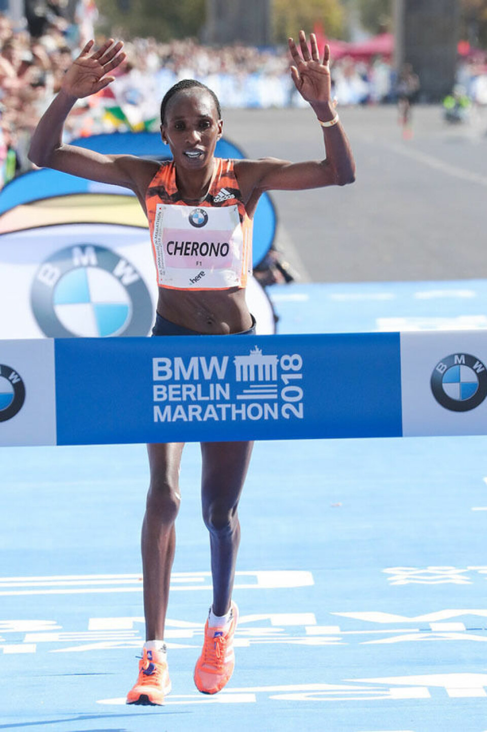 Rå verdensrekord av Eliud Kipchoge - 2.01.39 i Berlin Cherono_Gladys_vinner_Berlin_Marathon.jpg