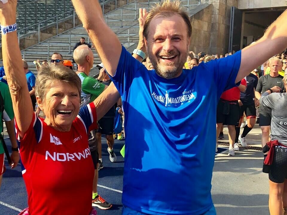 Rå verdensrekord av Eliud Kipchoge - 2.01.39 i Berlin Vera_nystad_jubler_med_Ove Wolf.jpg