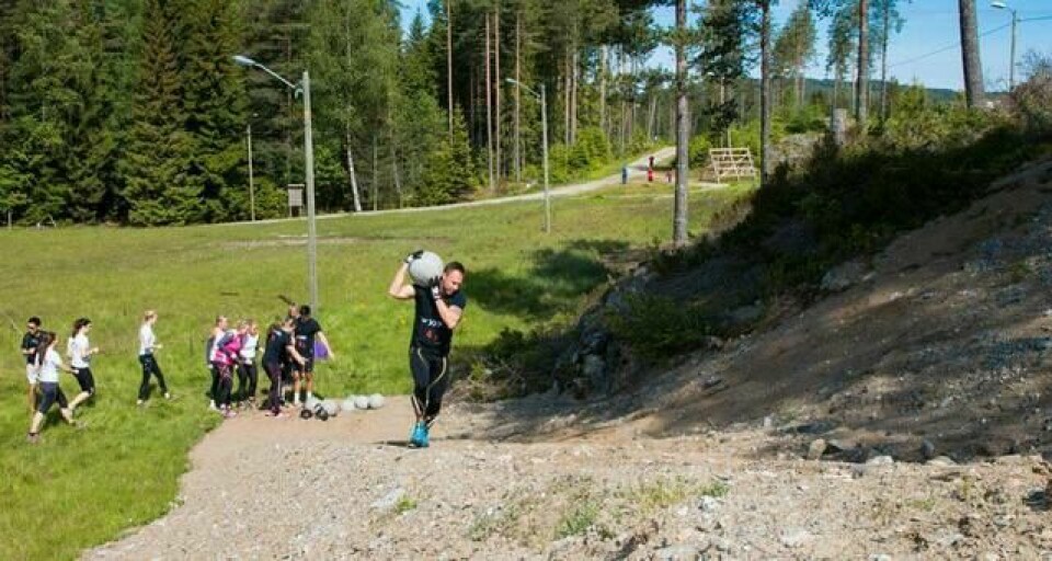 X-Run i strålende sol på Eidsvoll 2015.06.13_XRUN_Atlas stone2_FOTO_Magnus Ødegård.jpg