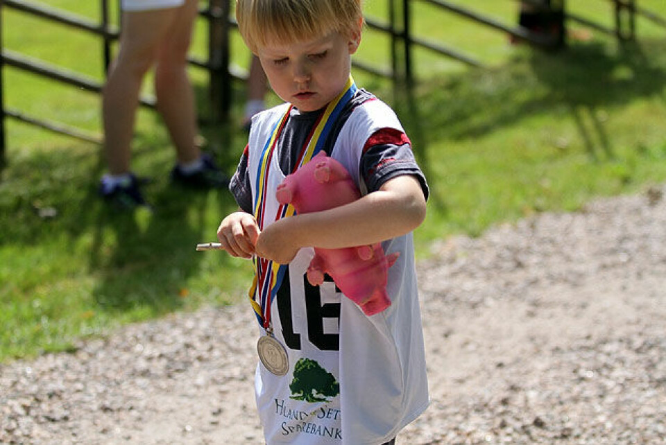 Unionsmaraton med hett jubileum på Kurøen (52 bilder) Barnelopet_lykkelig_med_rosa_gris_og_medalje_IMG_6191.jpg