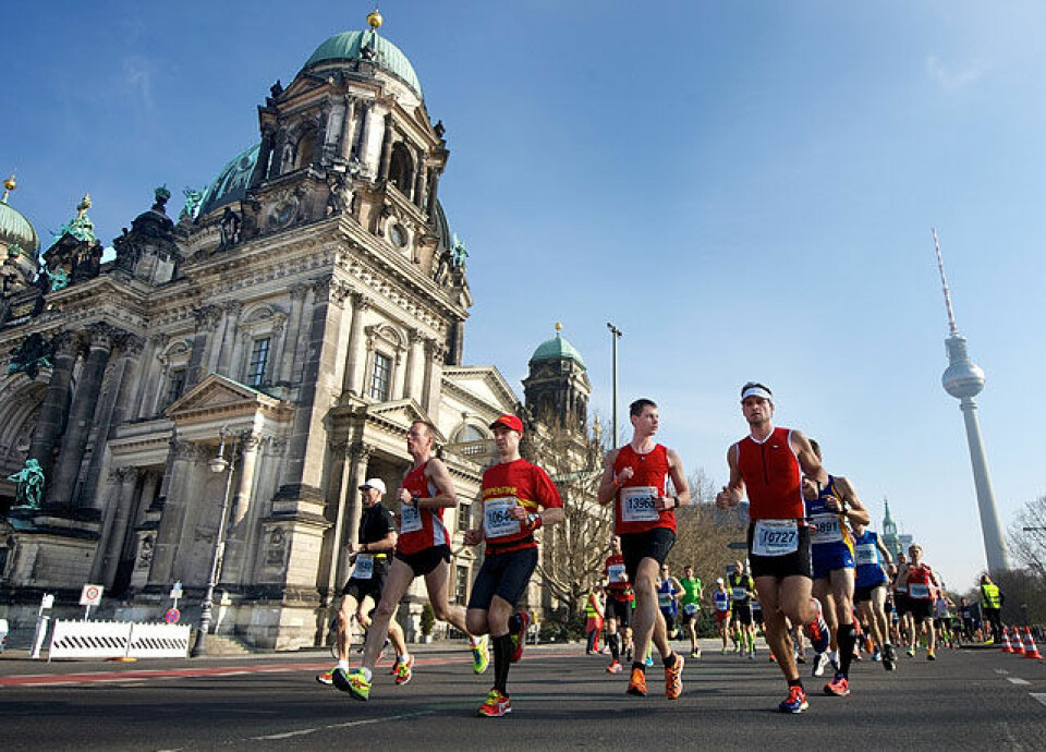 Løperne passerer Berlins domkirke og det høye fjernsynstårnet som ligger i det som tidligere var Øst-Berlin 140330BerlinerHalbmarathon