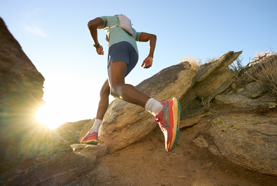 Hoka Tecton X 2 skal være en kvikk og lett terrengsko med karbonplater i mellomsålen. (Alle foto: Hoka) Hoka Tecton X 2 skal være en kvikk og lett terrengsko med karbonplater i mellomsålen. (Alle foto: Hoka)