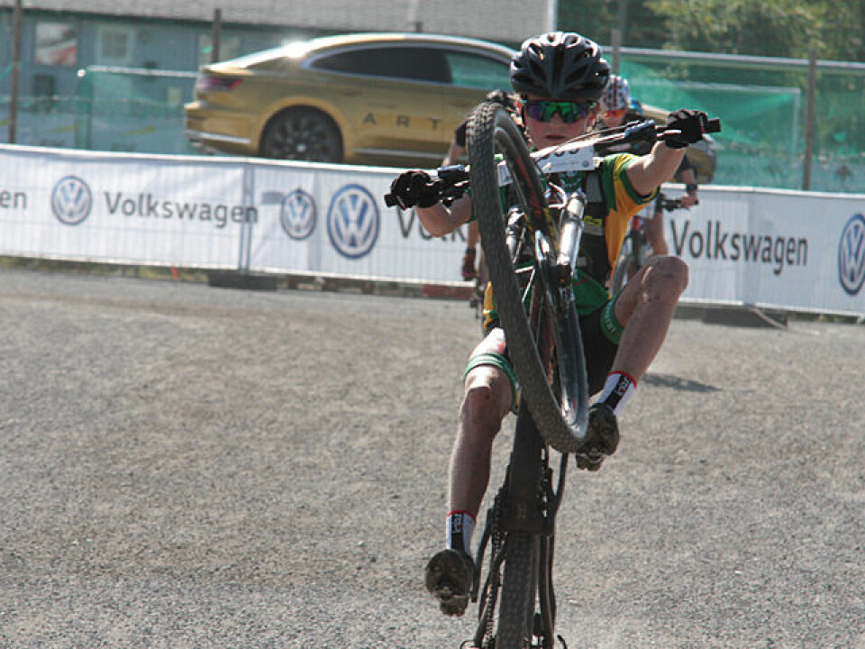 Som vanlig var det mye energi og ståpåvilje i UngdomsBirken og det var flere måter å krysse mållinjen på. Her er det Håkon Wedum som krysser mållinjen på en frisk måte. Som vanlig var det mye energi og ståpåvilje i UngdomsBirken og det var flere måter å krysse mållinjen på. Her er det Håkon Wedum som krysser mållinjen på en frisk måte.