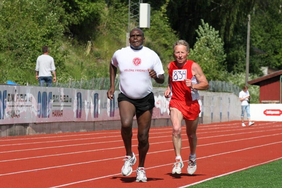 Den da 59 år gamle kenyanske storløperen Henry Rono hadde en jevn duell med den 14 år eldre Veldre-veteranen Bjørn Tvedt på 3000 m i KM i Brumunddal i 2011. Det er nok mange grunner til at de presterte på samme nivå denne dagen.... (Foto: Rolf Bakken) Den da 59 år gamle kenyanske storløperen Henry Rono hadde en jevn duell med den 14 år eldre Veldre-veteranen Bjørn Tvedt på 3000 m i KM i Brumunddal i 2011. Det er nok mange grunner til at de presterte på samme nivå denne dagen.... (Foto: Rolf Bakken)
