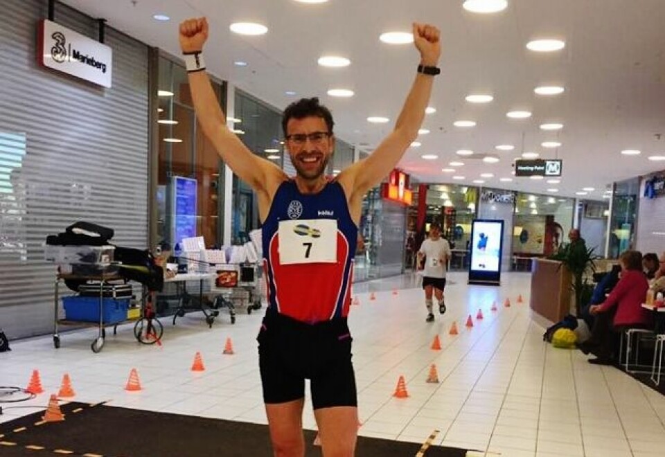 Svein-Erik Bakke kan juble etter å ha vunnet kjøpesentermaraton i Örebro (privat foto). Svein-Erik Bakke kan juble etter å ha vunnet kjøpesentermaraton i Örebro (privat foto).