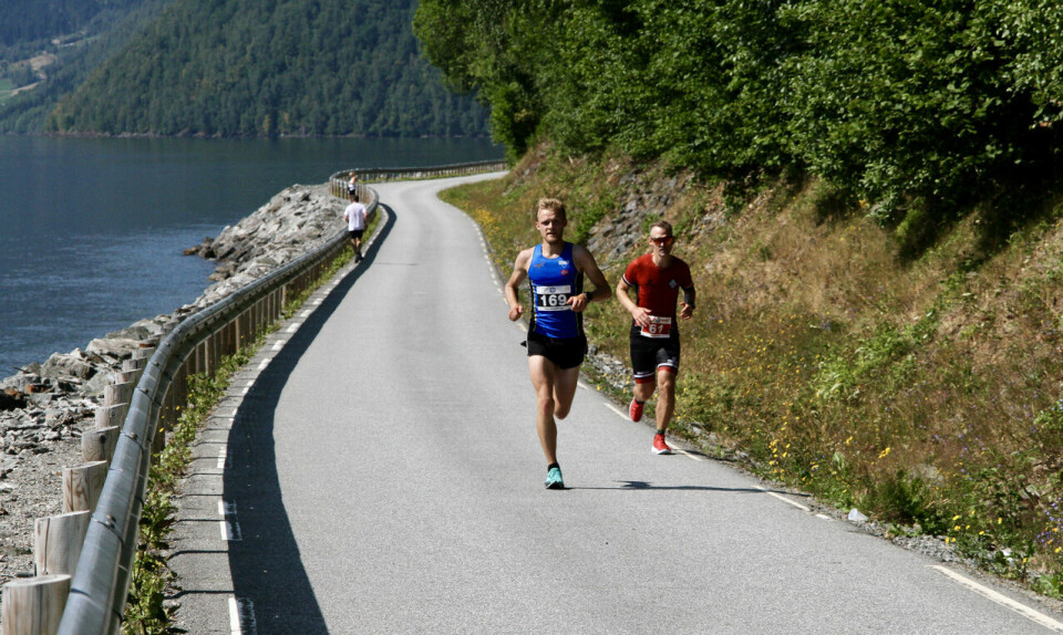 Joakim Bjørklund og Oda Synnøve Riste vant maraton i Hornindal Halvmaraton_vinner