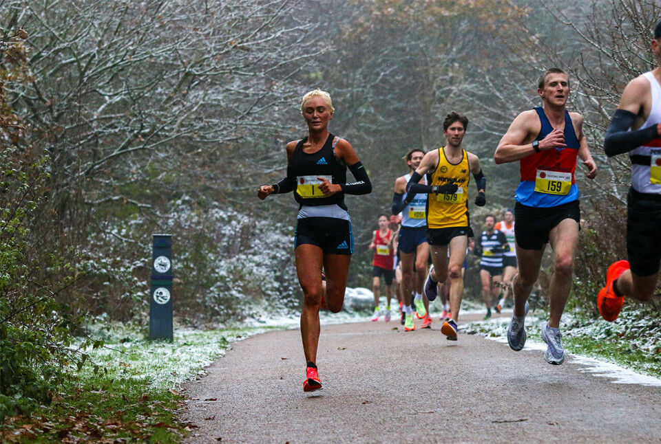 Samantha Harrison med startnummer 1 ble også nummer 1 på sterke 31.12. For første gang i Telford 10ks historie snødde det under løpet. (Foto: Graham Smith Photography) Samantha Harrison med startnummer 1 ble også nummer 1 på sterke 31.12. For første gang i Telford 10ks historie snødde det under løpet. (Foto: Graham Smith Photography)