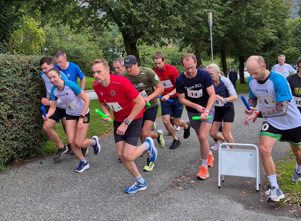 15 lag kjempet i bedriftsstafett rundt Tveitevannet i Bergen Starten har gått.jpg