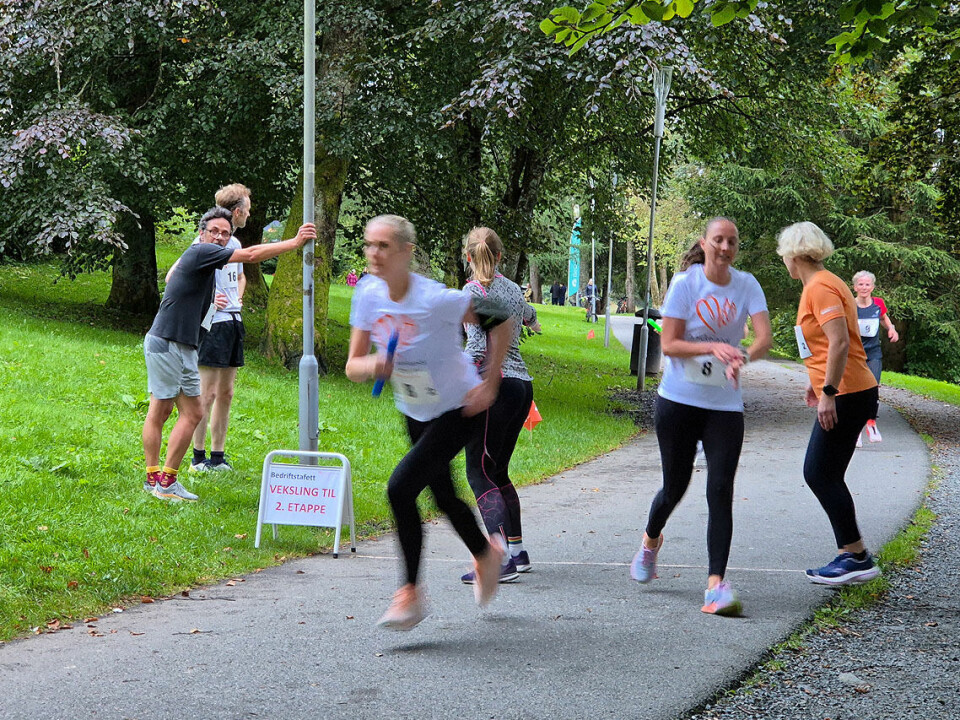 15 lag kjempet i bedriftsstafett rundt Tveitevannet i Bergen Veksling c.jpg