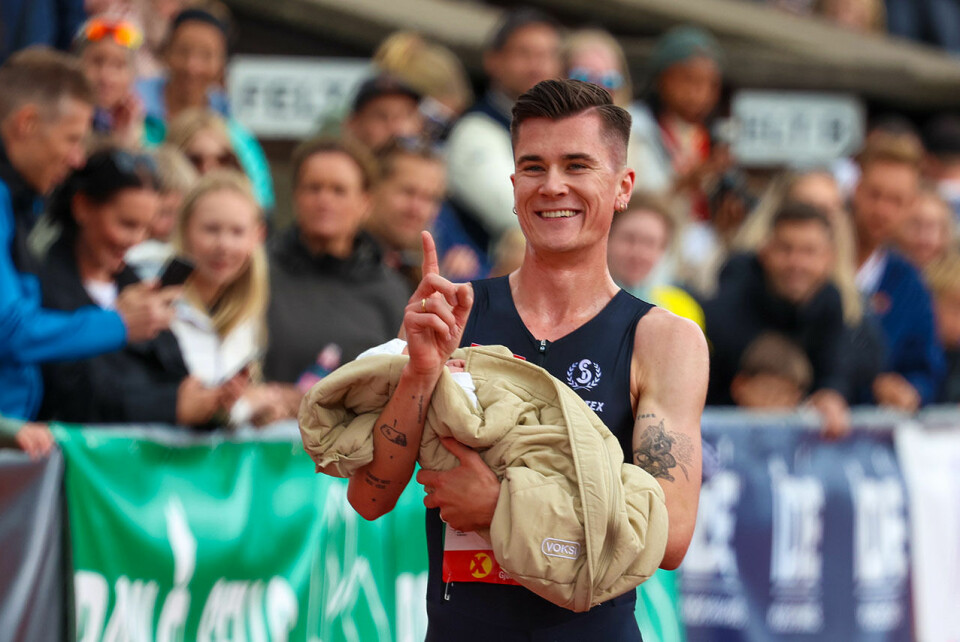 Jakob Ingebrigtsen og den fire dager gamle datteren Filippa kunne feire enda et NM-gull etter dagens 5000 meter. (Foto: Arne Dag Myking) Jakob Ingebrigtsen og den fire dager gamle datteren Filippa kunne feire enda et NM-gull etter dagens 5000 meter. (Foto: Arne Dag Myking)