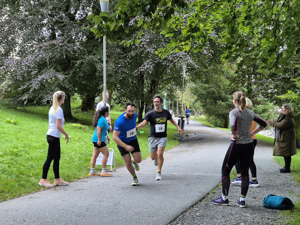 15 lag kjempet i bedriftsstafett rundt Tveitevannet i Bergen Veksling e.jpg